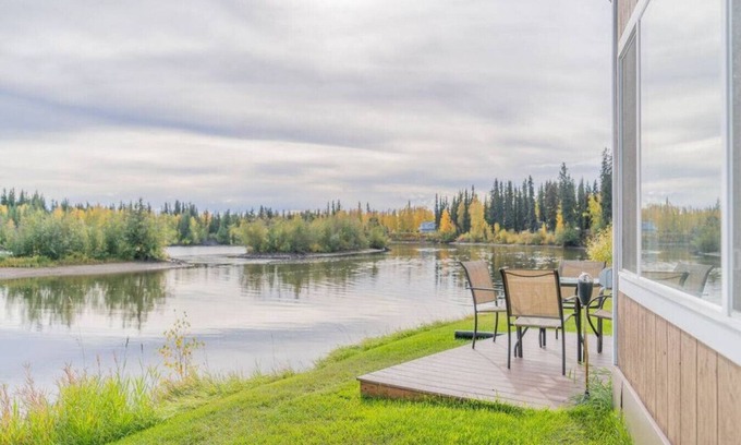 College House | Luxury Riverside Chena River House River Suite