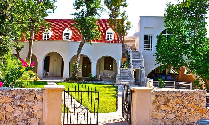 Playacar Fase I House | Luxury Tulum Chic Villa, Steps to Beach & 5th Ave - Private Pool - sleeps 12