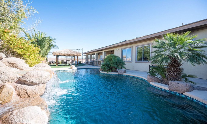 Enterprise House | Luxury Vacation Mansion 5 mins to Strip! Pool, Games, Sports Court. 7 Bedrooms