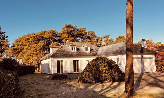 Lommel Villa | Luxury villa with jacuzzi. Perfectly located in wooded area, close to downtown!