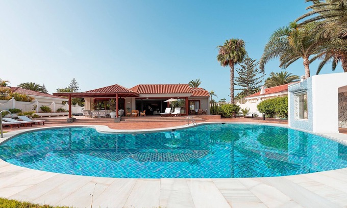 Campo Internacional Maspalomas Ski Chalet | Magic house with private pool, sauna and games