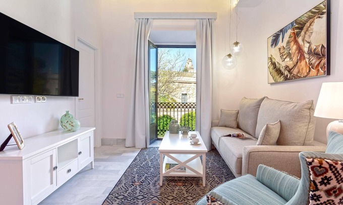 Museo Apartment | Magnificent 1 bedroom apartment with balcony. Plaza del Museo 201