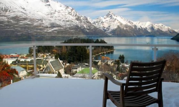 Queenstown City Centre Villa | Magnificent mountain and lake view villa