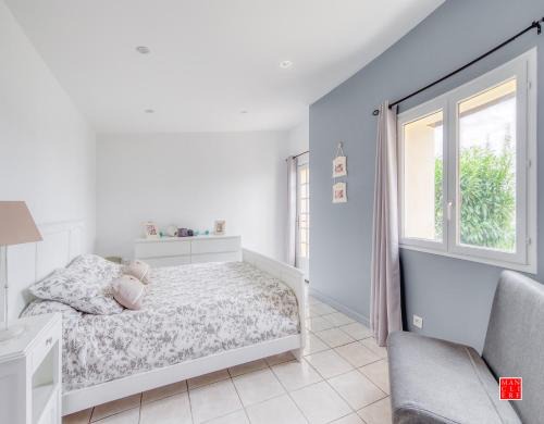 Chatellerault Bed & Breakfast | maison blanche piscine et petit déjeuner