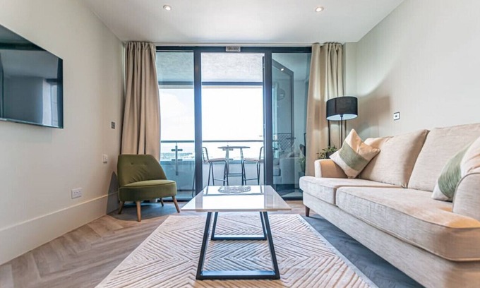 The Docks Apartment | Malmaison Apt 26 · Stunning lux 1bed apt | balcony | river views