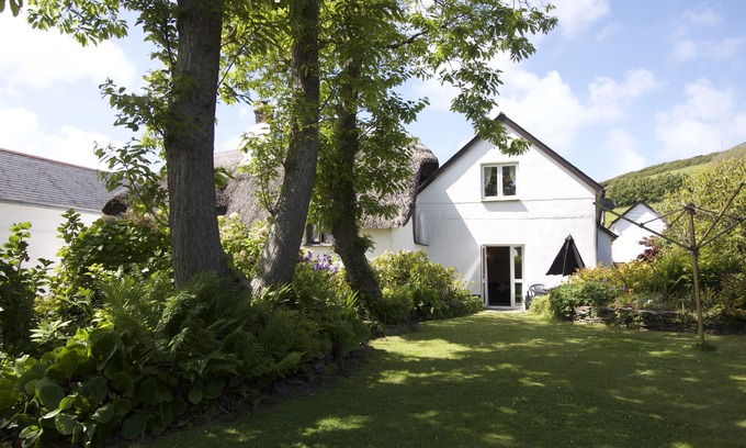 Croyde Cottage | Manor Cottage, Croyde Village/sleeps 5/tucked away location/800m from beach