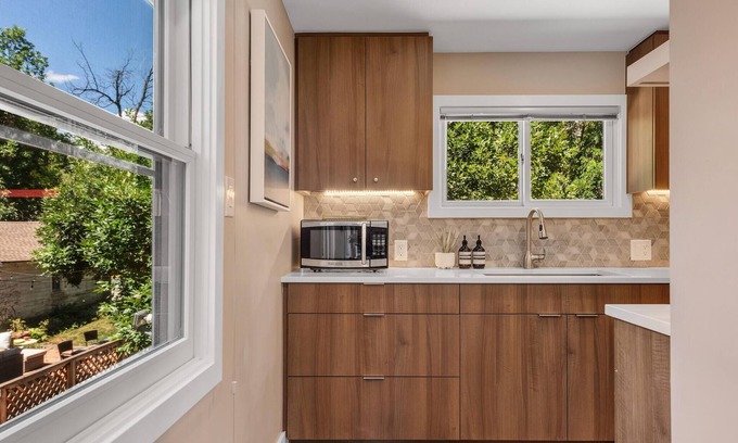 Mapleton Hill House | Mapleton Hill Luxe Treehouse - Walk to Trails & Downtown
