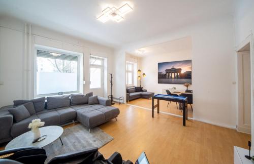 Schillerkiez Apartment | Massagesessel, King-Sized Bed, Billardtisch, 2 Couches