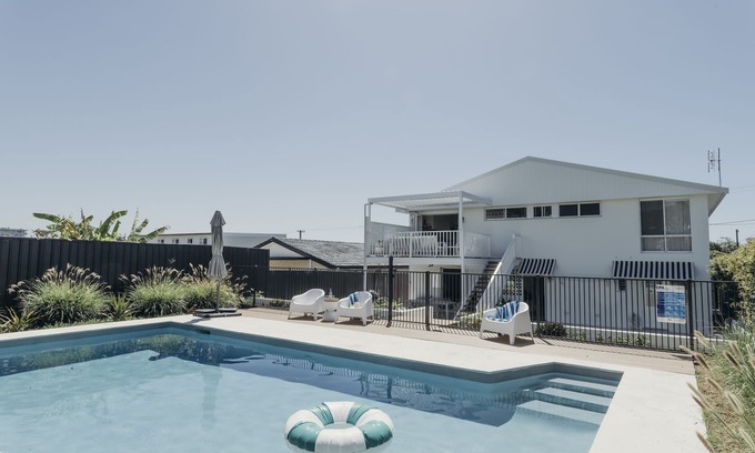 Caves Beach House | May-Aug Pay 2 Stay 3 Luxury family beach home with fire-pit and 1pm checkout