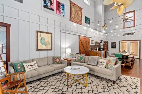 Fredericksburg House | Meadows Farmhouse - Hot Tub & 5 mins to Main