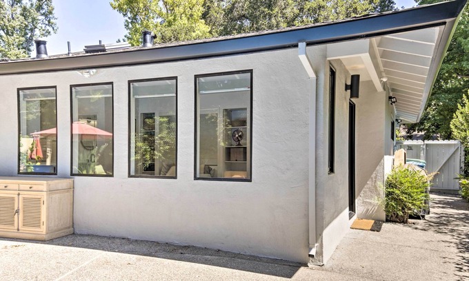 Linfield Oaks Apartment | Menlo Park Studio ~ 2 Mi to Stanford University