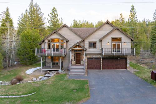 South Lake Tahoe House | Meyers Meadow by AvantStay Hot Tub Large Deck