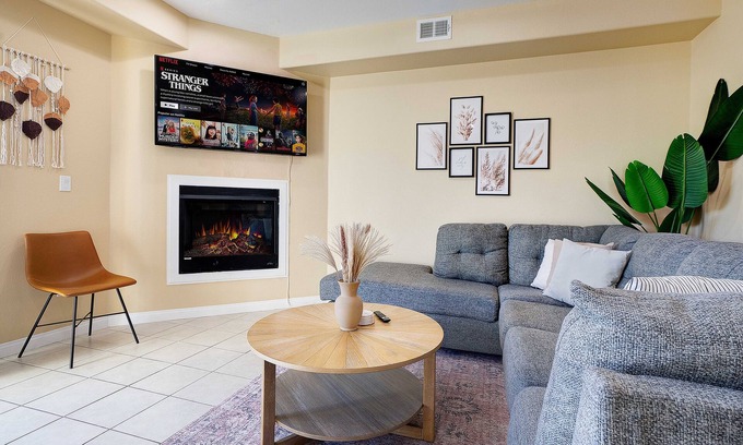 Lincoln Acres House | Mid Century Modern 4Bedroom Family Townhome