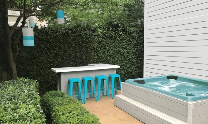Midtown House | ★ Midtown/Montrose, Private Patio With Hot Tub, Walk to Bars & Restaurants