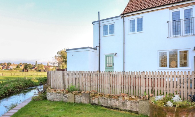 Sherwood Forest Cottage | MILL COTTAGE, family friendly, with open fire in Edwinstowe