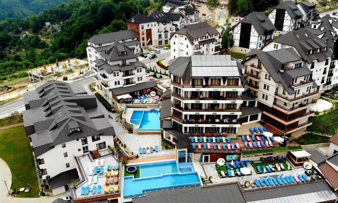 Lisina Hotel | Milmari - Breakfast and pool