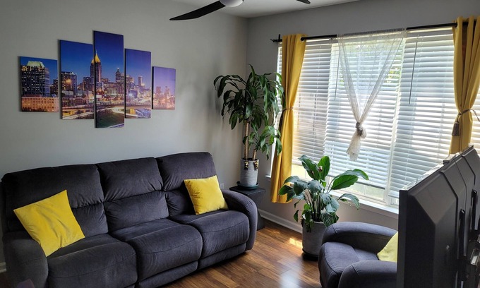 Northeast Raleigh House | minutes from downtown 3br stylishhome-free parking