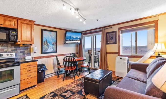 Snowshoe Condo | ML278 Mountaintop Retreat! Enchanting mountain/lake view! WiFi, near village