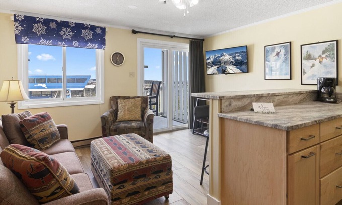 Snowshoe Condo | ML332 Renovated Close to Lift Gated Parking WiFi