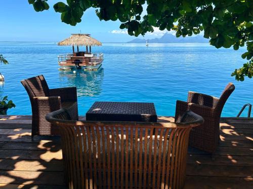 Punaauia House | Moana Waterfront Bungalow