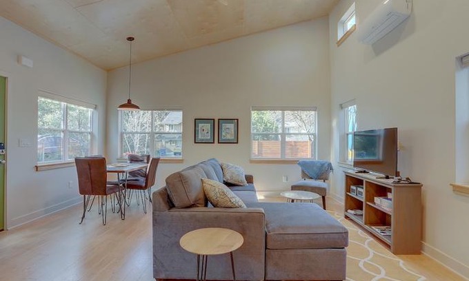 Larkspur House | Mod Pod