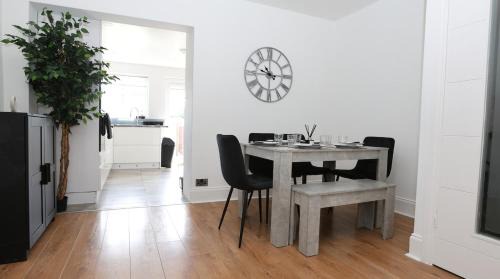Enfield Highway House | Modern 2 bed house in Enfield with private driveway parking