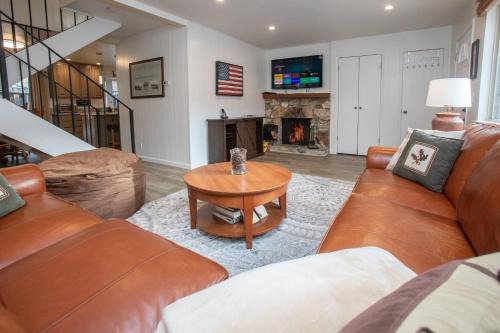 Lake Forest House | Modern 3BD -Walk to Lake & Beach