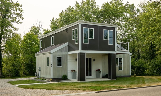 Holmesville House | Modern Amish Country Home, close to Berlin, Millersburg, Wooster, Loudenville.