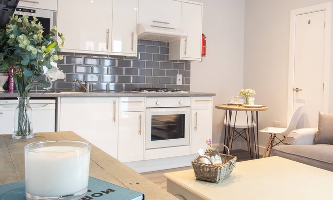City Centre Apartment | Modern Apartment in Stratford Upon Avon With Parking Wifi and Netflix