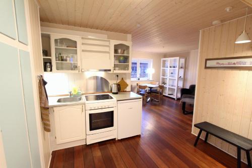 Streymoy Apartment | Modern apartment near beach, marina & city centre