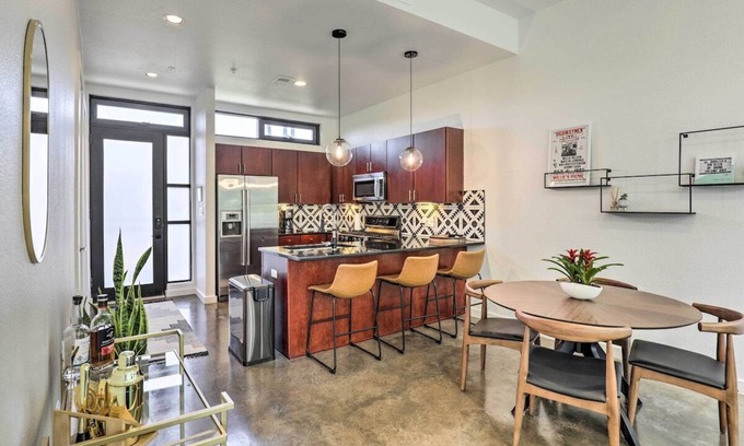 South Lamar Condo | Modern Condo in Trendy SoLa with Balcony