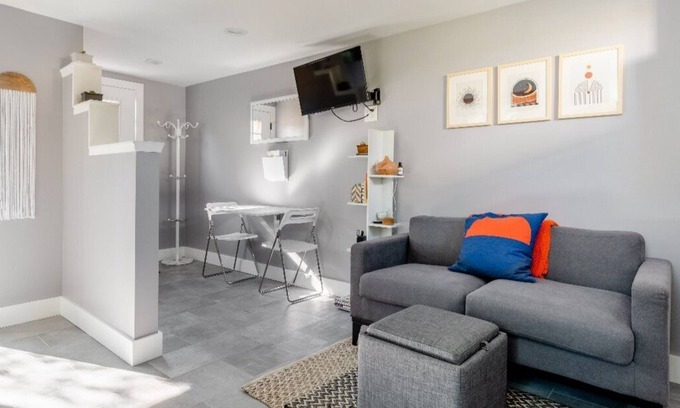 Oakland House | Modern cottage with full kitchen & private patio.Close to great hiking trails!