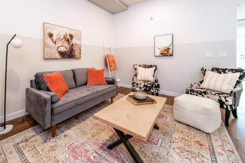 West Edmonton Apartment | Modern Country Retreat-5 min to DTN-U/G Parking