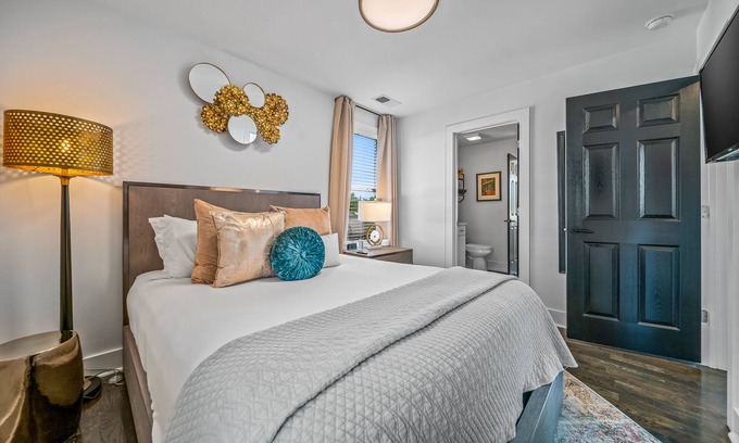 McFerrin Park Apartment | 🌆💎 Modern Downtown Retreat: Stylish 1BR Apt w Urban Charm ✨🌃