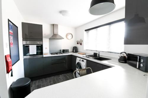 Barnsley Apartment | Modern Home in Royston, Free Off-Street Parking, Perfect for Families, Contractors & Work