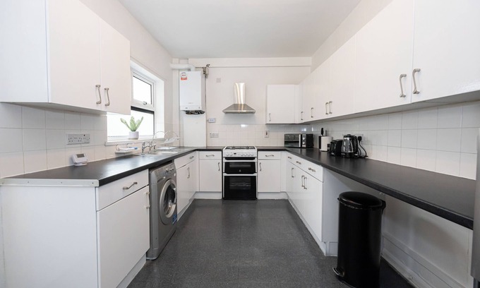 Old Trafford House | Modern home in the heart of Stretford, with WIFI and streaming services