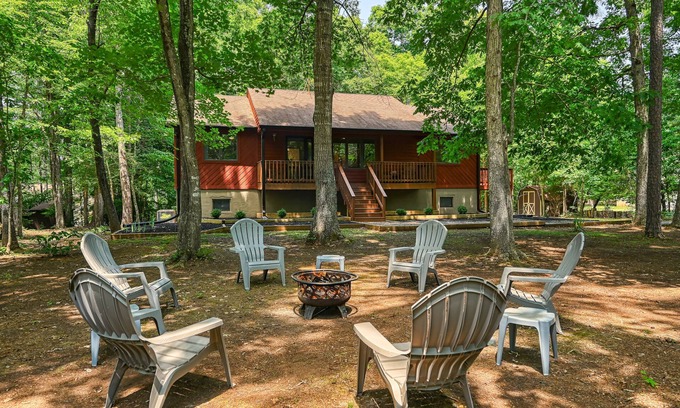 Windwood Coves Cabin | Modern Lake Anna Cabin with TWO King Suites