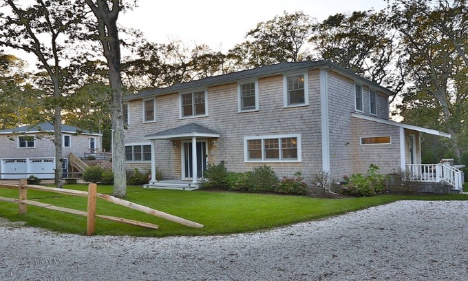 East Chop House | Modern, luxury 5-bed, 4.5-bath w/full basement! Now booking for 2025!