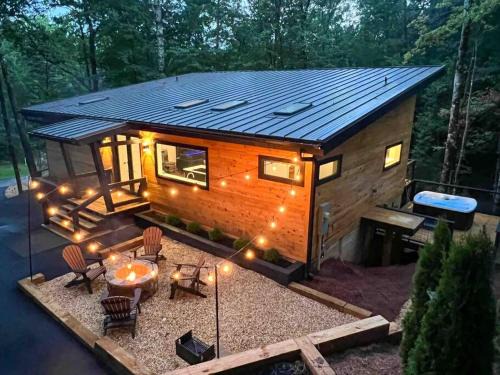 Sautee Nacoochee Ski Chalet | Modern Mountain Getaway with Hot Tub, Fire Pit