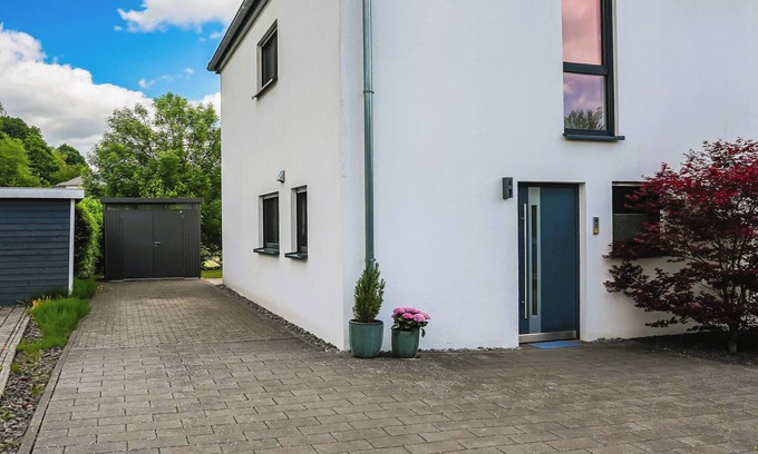 Fohren House | Modern semi-detached house with XXL parking space, bike storage and garden near Trier
