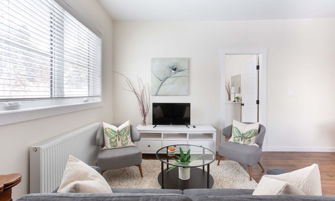 Nelson Apartment | Modern suite with glacier view