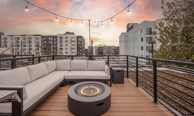 Green Lake House | Modern Townhome w/Rooftop Deck, Walk to Greenlake