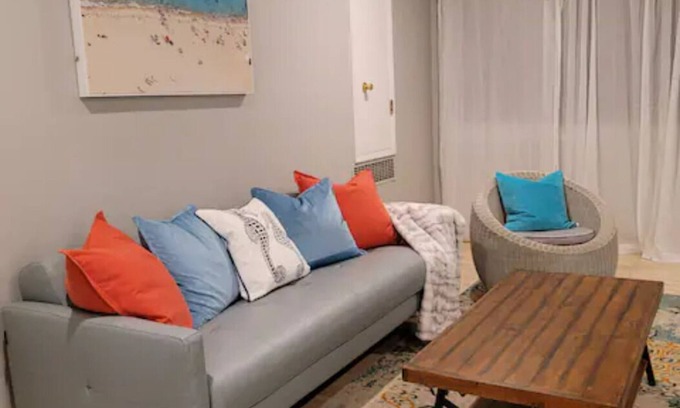 University South Condo | Modern Tropical Vacation Home, Palo Alto/Stanford #655