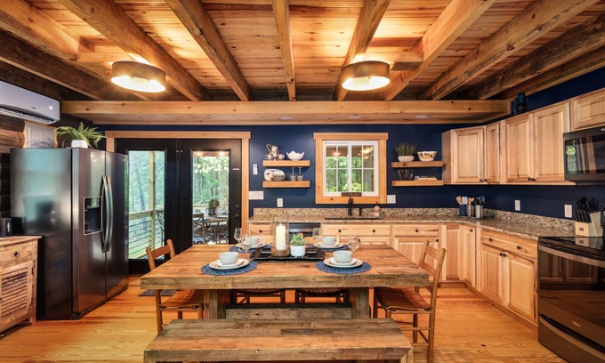 Berkeley Springs Cabin | 🫎Moose Lodge⭐️Secluded 5 STAR Cabin🪵Close to TOWN🌙Hot Tub under the stars🌲