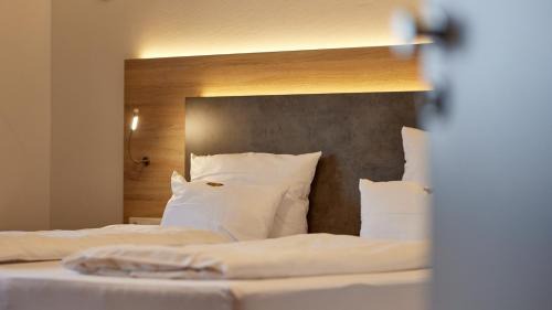 Wintrich Hotel | Moselhotel Weinhaus Simon `Sauna`Restaurant`ELadesäule
