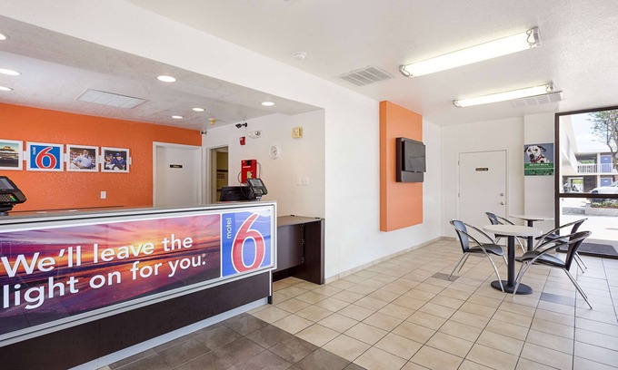 Baton Rouge Hotel | Motel 6 Baton Rouge, LA - Southeast