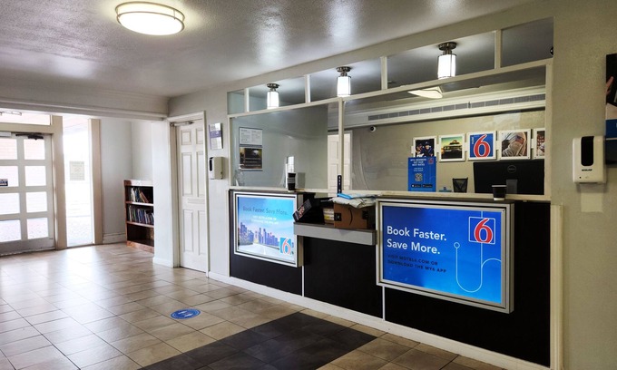Baytown Hotel | Motel 6 Baytown, TX - Garth Rd