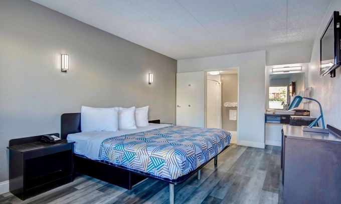 Clintonville Hotel | Motel 6 Columbus, OH - OSU North