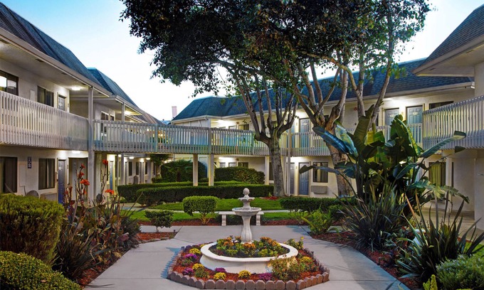 Marina Hotel | Motel 6 Marina, CA - Monterey