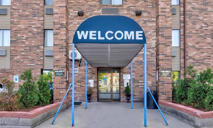 Glendale Hotel | Motel 6 Milwaukee, WI - Glendale